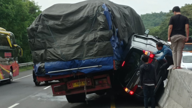 Kecelakaan truk di Tol Cipularang arah Bandung (Dok Istimewa)