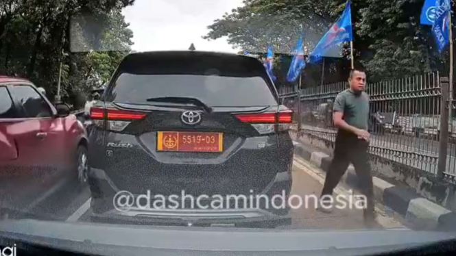 Viral Video Oknum TNI Ribut dan Pukul Pengendara di Jalan