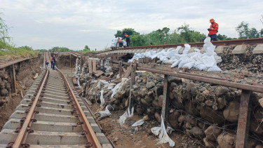 KAI melakukan perbaikan rel yang rusak akibat diterjang banjir Grobogan