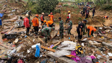 Tim SAR gabungan mencari korban longsor di Petungkriyono Pekalongan.