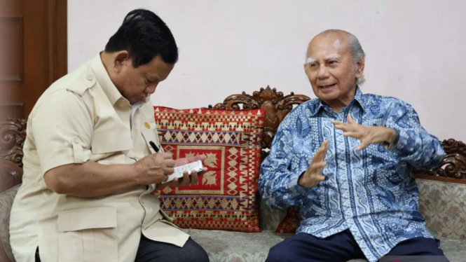 Presiden Prabowo Subianto terlihat serius mencatat pesan-pesan Prof Emil Salim