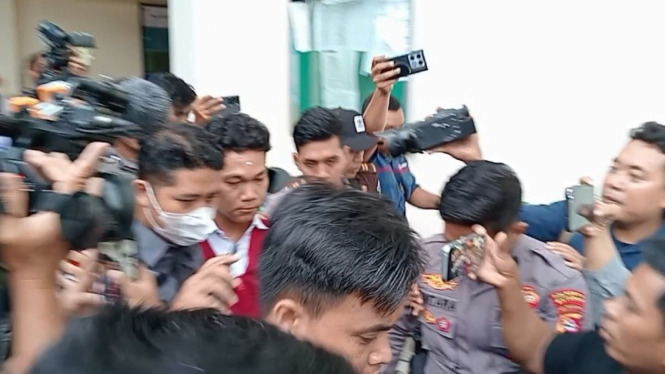 Agus Disabilitas menuju mobil tahanan usai persidangan (Satria)