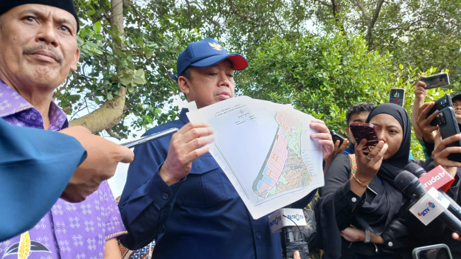 Kades Kohod, Arsin (kiri) saat mendampingi Menteri Agraria dan Tata Ruang/ Kepala BPN Nusron Wahid
