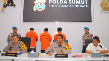Kapolres Madina, AKBP. Arie Sofandi Paloh, saat memberikan keterangan pers kasus penganiayaan.(dok Polres Madina)