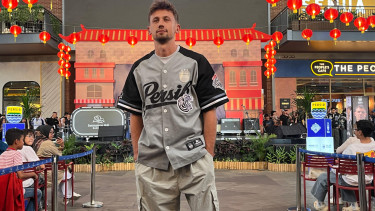 Pemain Persib, Mateo Kocijan tampil stylish saat berjalan di event kolaborasi Persib x Rawtyperiot 