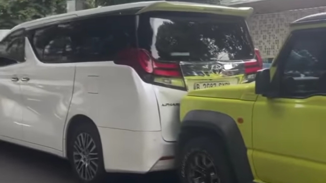 Suzuki Jimny tabrak Toyota Alphard