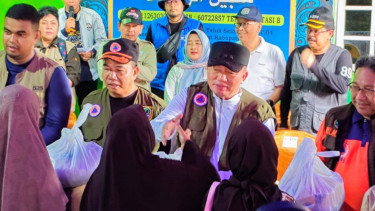 Gubernur Kalsel, H Muhidin saat menyalurkan bantuan bagi korban banjir di Martapura Barat - Foto Dok Istimewa 