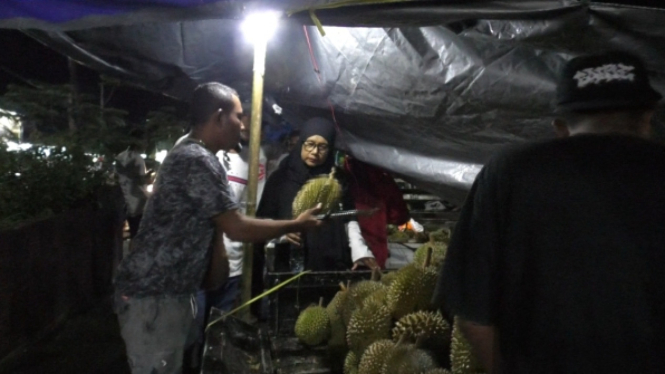 Suasana pedagang durian di Labuan Bajo, NTT