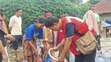 Pendistribusian air bersih bagi korban banjir di Tangerang