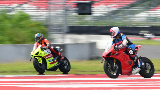 Pembalap VR46 Riders Academy bersama dengan Pembalap muda lokal