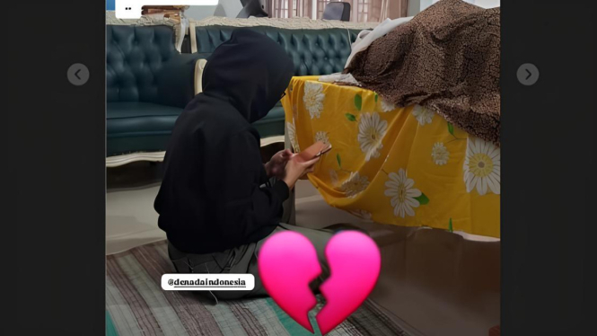 Potret haru Denada duduk di samping jenazah Emilia Contessa