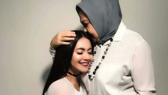 Denada dan mendiang sang ibunda Emilia Contessa