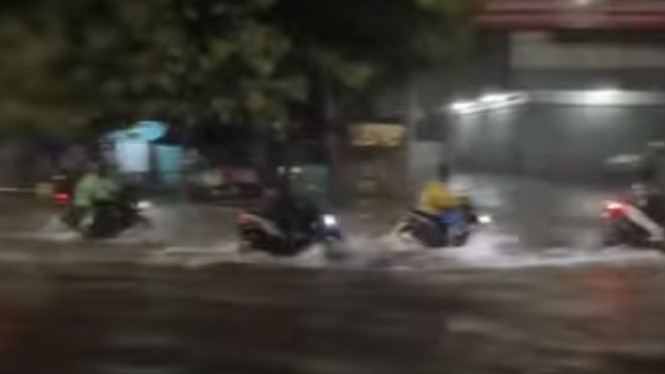 Salah satu lokasi di Jalan Daan Mogot yang tergenang air dengan ketinggian mencapai 30 hingga 40 cm, Selasa, 28 Januari 2025 malam.