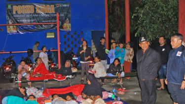 Penjabat (Pj) wali kota Tangerang, Nurdin saat meninjau posko evakuasi korban banjir di GOR Benda