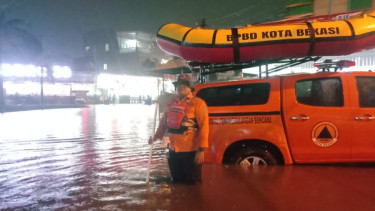 Petugas BPBD Kota Bekasi saat pantau lokasi banjir di Bekasi Barat Kota Bekasi / Dani