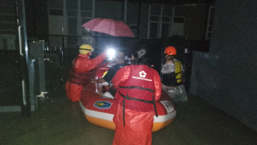 Proses evakuasi korban banjir di tangerang dini hari, Rabu, 29 Januari 2025
