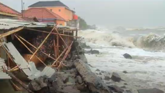 Gelombang Tinggi Terjang Pesisir Indramayu, Jawa Barat