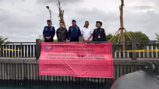 Kementerian Kelautan dan Perikanan menyegel kegiatan reklamasi di Pulau Pari