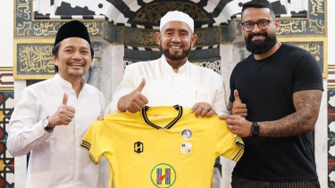 COE Barito Putera, Hasnuryadi Sulaiman bersama Francisco Torres dan Habib Syech Bin Abdul Qadir Assegaf memegang jersey PS Barito Putera - Foto Dok Barito Putera 