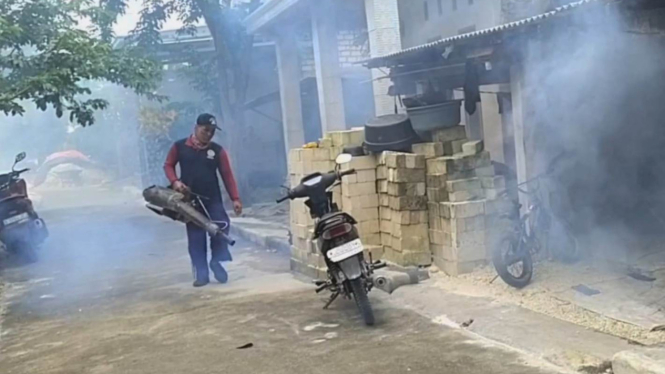 Warga melakukan fogging untuk mencegah penyakit Chikungunya meluas di Lamongan. (Foto: Imron/VIVA Jatim)