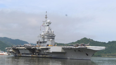 VIVA Militer: Kapal Induk Charles De Gaulle milik Prancis tiba di Perairan NTB