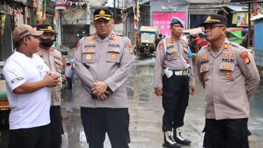Kapolres Pelabuhan Tanjung Priok AKBP Martuasah Tobing meninjau banjir