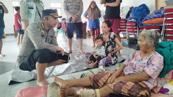 Karumkit Bhayangkara Polda Kalbar, Kombes Pol drg Josep Ginting mengecek langsung kondisi warga korban banjir yang mengungsi di Kabupaten Mempawah, Rabu 29 Januari 2025. (Istimewa)