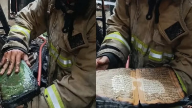 Petugas damkar menemukan Alquran yang tidak terbakar saat kebakaran di Glodok Plaza