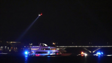 Pencarian Korban Usai Tabrakan Pesawat American Airlines Vs Black Hawk