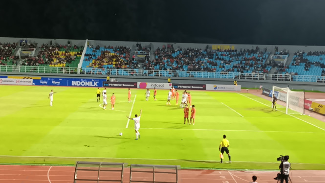 Pemain Indonesia U-20 saat Menyerang Pertahanan India U-20