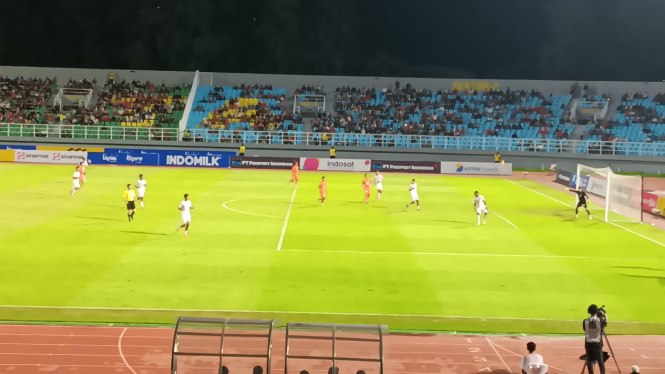 Pemain Indonesia U-20 Menahan Serangan India U-20