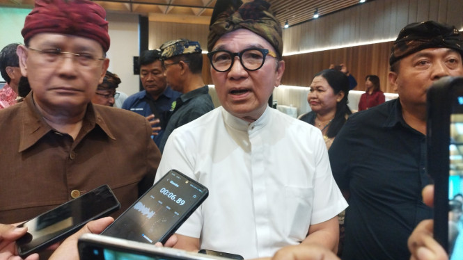 Presiden Komisaris PT Bali Turtle Island Development (BTID) Bali Tantowi Yahya (tengah)
