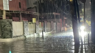 Berdasarkan data terbaru dari Badan Penanggulangan Bencana Daerah (BPBD) DKI Jakarta, hingga pukul 23.00 WIB, sedikitnya 17 rukun tetangga (RT) masih terdampak banjir dengan ketinggian air yang bervariasi.