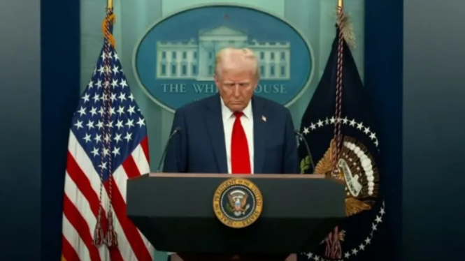 Trump Mengheningkan Cipta Sebelum Sampaikan Pidato Terkait Kecelakaan Pesawat American Airlines dan Black Hawk (Doc: BBC Internasional)
