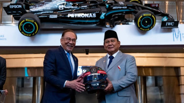 Presiden Prabowo Subianto mendapatkan helm F1 dari Anwar Ibrahim