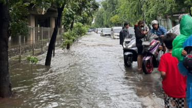 Hingga Jumat (31/1/2025), genangan air masih setinggi sekitar 70 cm atau seukuran paha orang dewasa, membuat warga kesulitan beraktivitas.