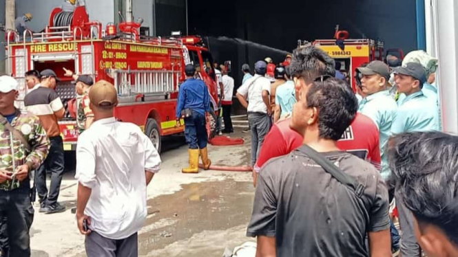 Petugas melakukan proses pemadaman di lokasi kebakaran pergudangan dadap, tangerang 
