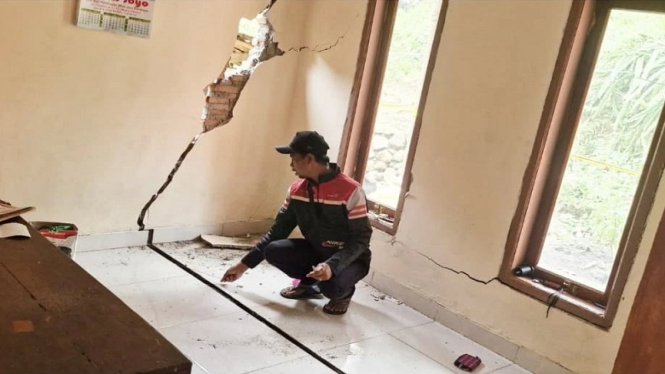 Rumah di Purwodadi Pasuruan Jatim retak karena tanah bergerak