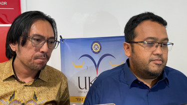 Tim UKBH FH Unair saat menjelaskan kasus pencabulan terhadap anak sebuah panti asuhan di Surabaya.