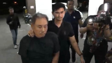 Terlapor (kaus hitam depan) pencabulan anak di panti asuhan diamankan aparat Polda Jatim. 