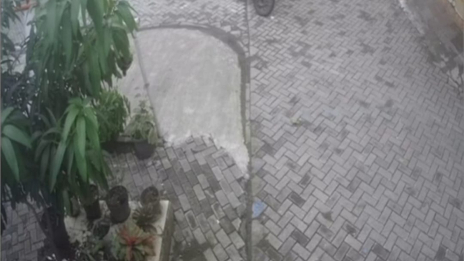 Rekaman CCTV aksi pria banting anak di Tangerang.