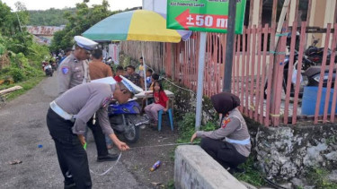 Satlantas Polres Banggai olah TKP di Lakanlantas yang menewaskan Balita di Jalan Seruni. (Foto: Humas Polres Banggai).