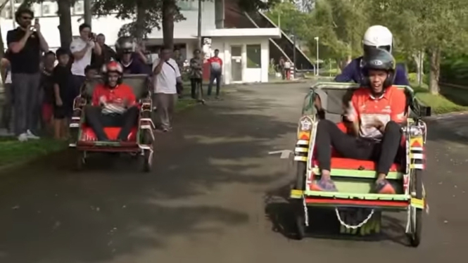 Luca Marini dan Joan Mir balapan pakai becak di Indonesia