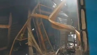 Bangunan gudang yang ambruk akibat kebakaran di dadap kosambi tangerang