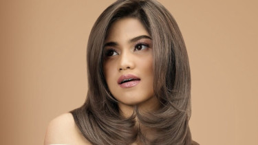 Rambut diwarnai.