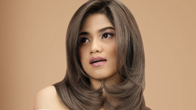 Rambut diwarnai.