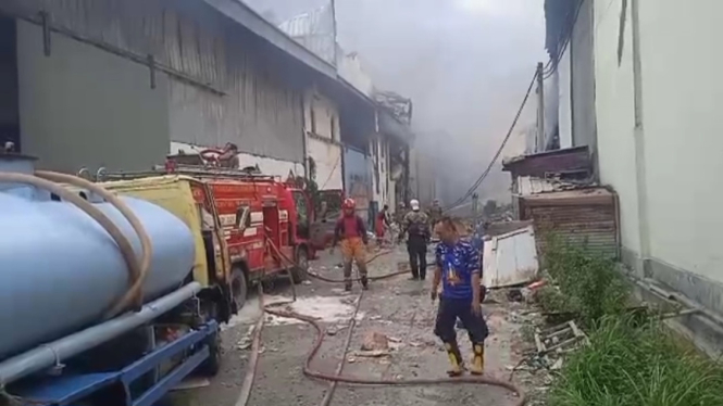 Petugas berusaha memadamkan kebakaran pada 13 gudang di dadap kosambi tangerang