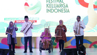 Ketua Umum NU Yahya Cholil Staquf (Gus Yahya), Alissa Qotrunnada, Sinta Nuriyah, dan Arifah Choiri Fauzi dalam Festival Keluarga Indonesia, rangkaian Kongres Keluarga Maslahat NU dan Hari Lahir Ke-102 NU, di Mal Kota Kasablanka, Jakarta, Sabtu, 1 Februari