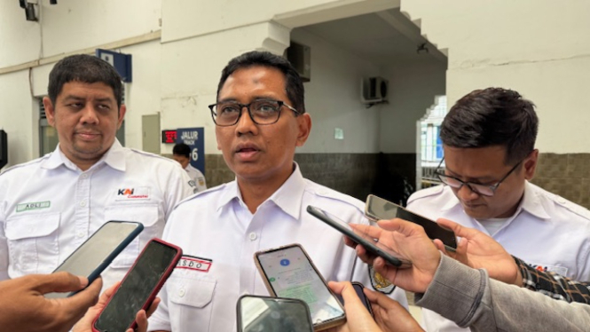 Direktur Utama KAI Commuter Asdo Artriviyanto didampingi Senior Manager Area 6 Yogyakarta KAI Commuter Adil Hakim Nasution di Stasiun Solo Balapan.