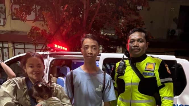 Ibu Desy (kiri), warga Bandarlampung yang ditolong Seskab Teddy Indra Wijaya